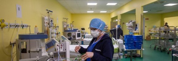Covid-19, oltre 7000 operatori sanitari morti nel mondo