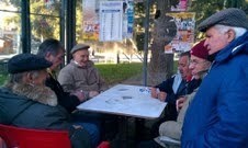L'Aquila è emergenza sociale: una pensilina dell'autobus per giocare a carte