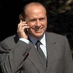 Berlusconi: chi è senza peccato alzi il telefonino