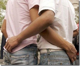 Miliscola, Coppia Gay presa a sassate da un gruppo di adolescenti: camminavano mano nella mano