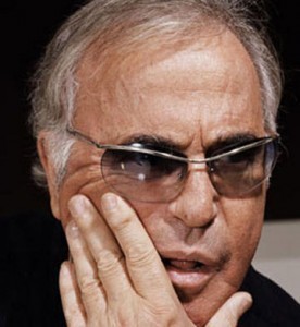 L'artista “povero” caduto dalle scale e gli operai in protesta sui tetti delle fabbriche. Chi vincerà nel Paese dell'ipocrisia?