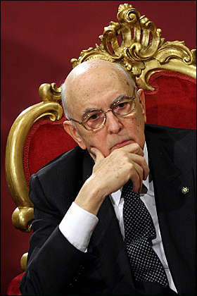 Il "sacrificio" di Napolitano e "la marcia su Roma" di Grillo