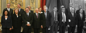 Cittadini arrabbiati e delusi, ma le Borse festeggiano. Viva il governo, dei banchieri