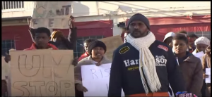 Lampedusa, visita di Samantha Cristoforetti: protesta dei migranti (VIDEO)