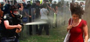 Turchia: donne simbolo della protesta