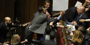 L'isteria contro i 5stelle, Vendola, Azzollini, l'isteria dei 5 stelle. La politica ormai è barbarie