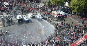 Turchia divisa nel Giorno della Repubblica