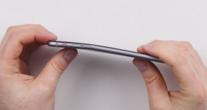 iPhone 6 Plus si piega, ma sembra solo una bufala della concorrenza