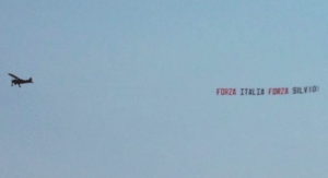 Aerei con slogan e manifesti: tre motivi per cui Berlusconi ha azzeccato la comunicazione