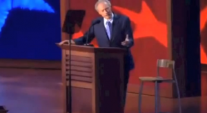 Clint Eastwood attacca il "fantasma" di Obama. La risposta ironica su Twitter