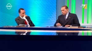 Berlusconi "colpisce" un giornalista con un cartellone