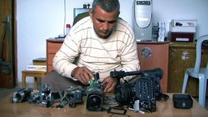 Il regista palestinese Burnat evita l'espulsione dagli Usa grazie alle cinque camere rotte