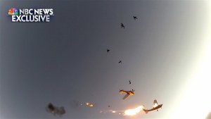 Paracadutisti sopravvivono allo scontro tra due aerei e filmano tutto - VIDEO