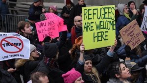 USA, proteste anti Trump da costa a costa