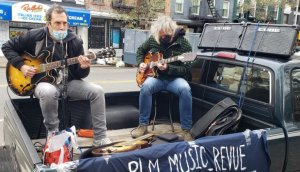 Chi ha bisogno di un palco per suonare a Manhattan?