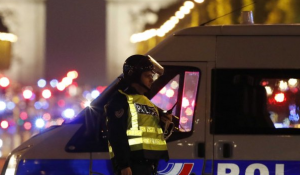Parigi, attentato sugli Champs Elysées: il terrorismo fa politica con il sangue?