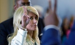 Texas, la senatrice Davis parla per 13 ore ma vince: il ddl anti-aborto non passa