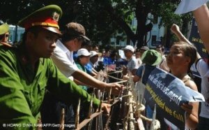 Vietnam, nuovamente rinviato il processo ai blogger dissidenti