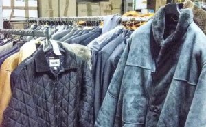 Sardegna. Tonnellate di abiti donati alla Caritas finivano sulle bancarelle di Napoli