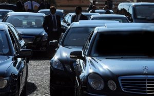 Lusso e auto blu per i politici. Alla faccia degli italiani