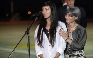Monti all'aereoporto per la Urru. Non se ne poteva proprio fare a meno