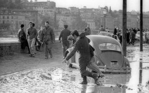 Il novembre ricorrente dello "sfasciume pendulo sul mare"