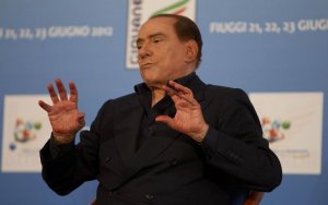 Eccolo di nuovo! Il cavalier Silvio Berlusconi annuncia la sua ridiscesa in campo