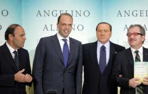 Berlusconi: "la Lega è nostra alleata", Maroni fa segno di no e si becca uno schiaffo