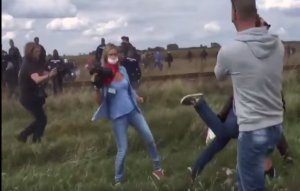 La giornalista ungherese e i profughi, come odio e paura generano solo mostri (VIDEO)
