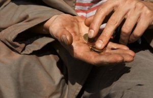 La povertà aumenta sempre di più nel nostro paese e la politica cosa fa?