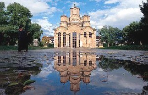 Nato: i soldati abbandonano la difesa del monastero di Gracanica, passa alla polizia kosovara