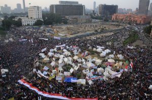 L'opposizione a Morsi: tende bianche a Tahrir, fuochi altrove