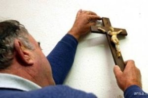 Regione Lombardia, arriva il primo crocifisso da imporre negli uffici pubblici