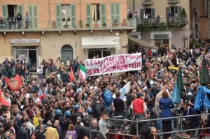 Comizio a Brescia: i campanellini di Silvio e i dolori del PD