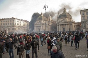 Non si abbocchi alle provocazioni di Gasparri e La Russa. La violenza non può sostituire il confronto