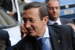 Fuorionda del solito Fini: complessato e ossessionato