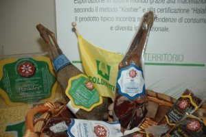 “Ci islamizzano con il cibo”. Anzi no, li premiamo