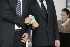 Oltre un milione gli italiani interessati dal fenomeno della corruzione