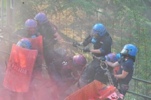 Scontri No Tav (3 luglio): il pestaggio di un manifestante e le pietre scagliate dalla Polizia