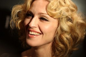Madonna si difende dalle proteste parigine: "Un gruppo di teppistelli"