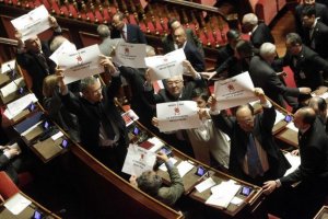 Mentre la crisi schiaccia gli italiani, i parlamentari rivendicano i loro privilegi