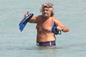 Grillo attraverserà lo stretto di Messina a nuoto. Tour elettorale in Sicilia per le elezioni regionali
