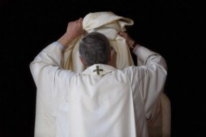 Il sacerdote sbattezzato e scomunicato dal vescovo