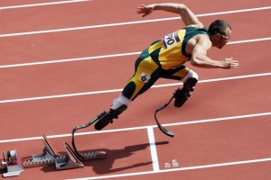 Dalla favola all'incubo. Arrestato Oscar Pistorius: avrebbe ucciso per errore la compagna