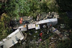 Strage in Irpinia: un bus precipita da un viadotto di 25 metri, 39 i morti