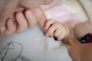 Il cervello del bambino si allena con la mamma
