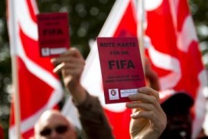 Qatar, lavoratori migranti sfruttati per i mondiali di calcio