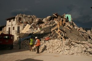 Funerali di Stato per i morti in Abruzzo cordoglio dolore e silenzio