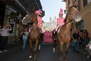 Suore e carabinieri in rosa per le vie del centro di Roma