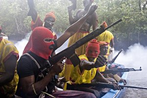 Nigeria, Mend: “Attaccheremo impianti petroliferi. Bombe ad Abuja e Lagos”
